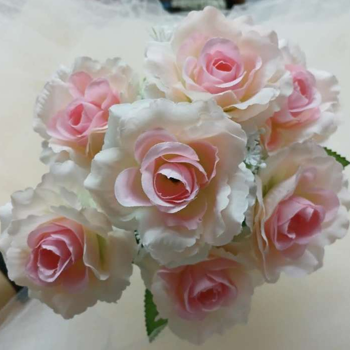 Uma buque de rosa artificial com 7 flor