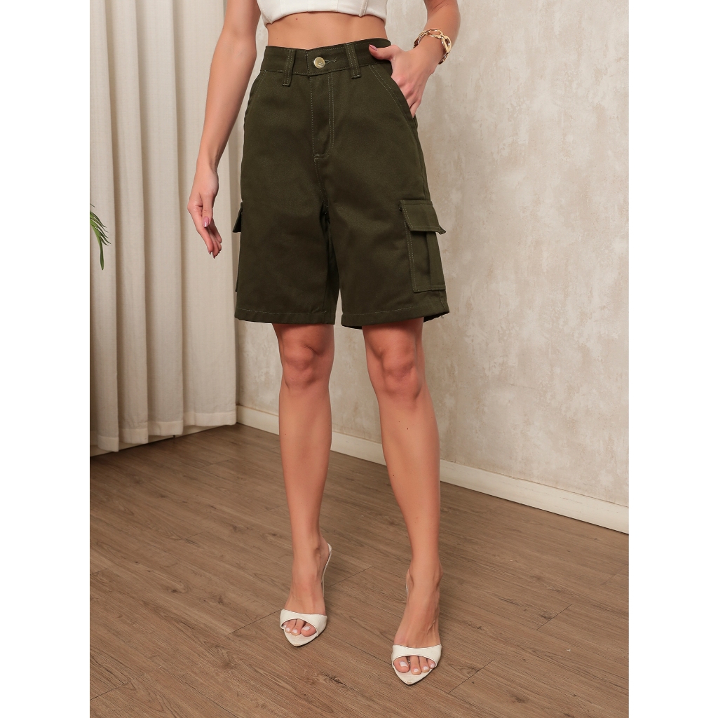 Bermuda cargo jeans feminina verde militar com bolso na lateral moda estilo elegante cintura alta