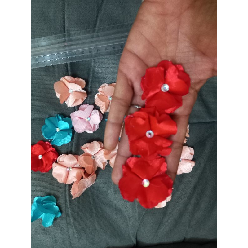 flor de tecido com strass