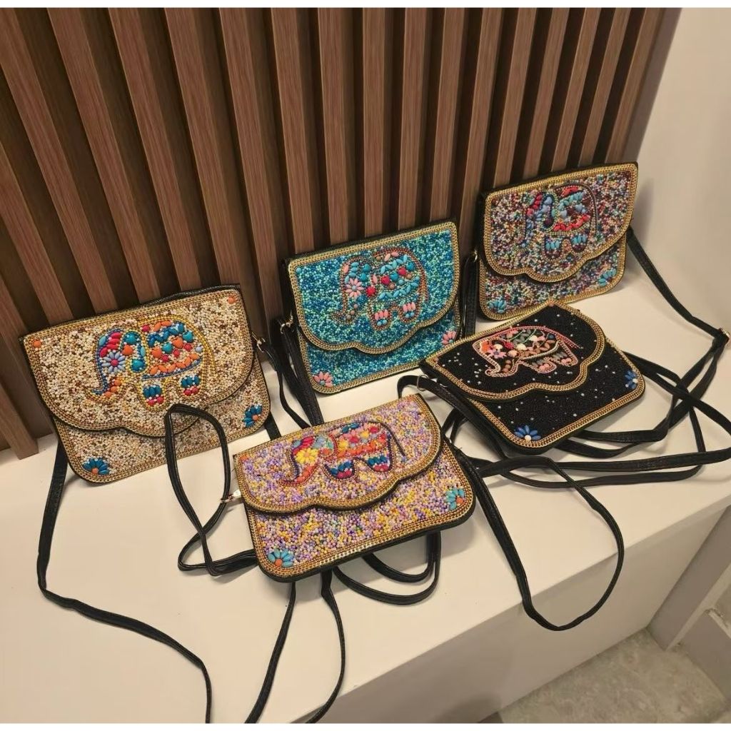 Bolsa compacta porta celular artesanal com miçangas casual em Oferta na Shopee