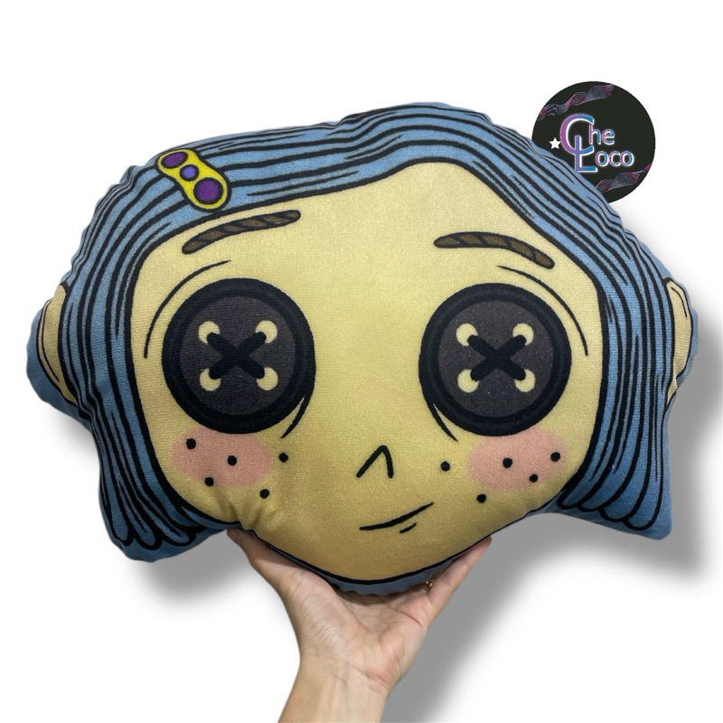 Almofada 3d Menina Olhos de Botão C.a.r.o.l.i.n.e Cara
