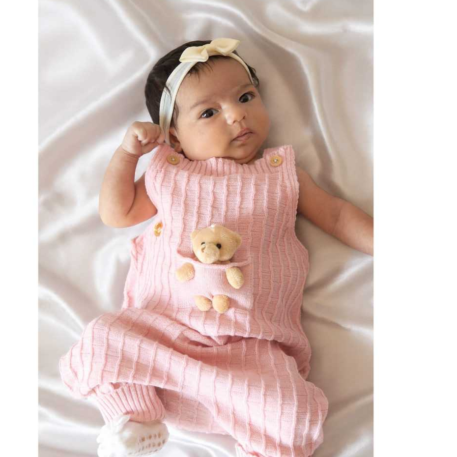 Jardineira Romper Menina Verão Alça Botões Madeira Punhos Canelados Dobrados Pés Ursinho Pelúcia.