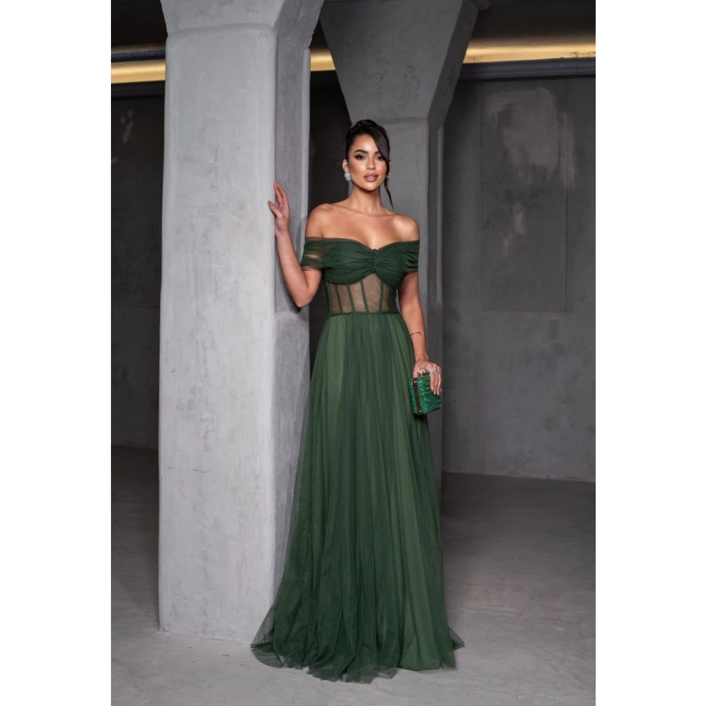 Vestido Keila todo em Tule Liso sem brilho, ombro a ombro de corpete bem rodado e fluido para Madrinhas de casamento