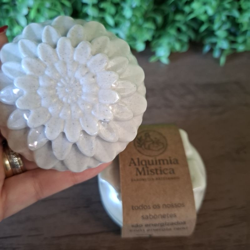 sabonete glicerinado de Dolomita e argila branca com oleo de melaleuca. artesanal