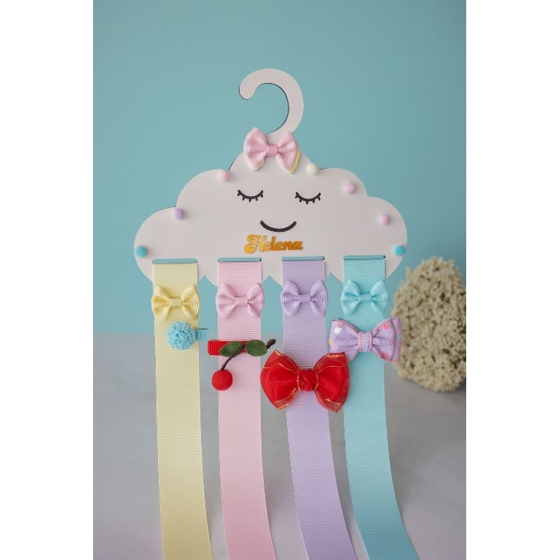 Porta laço Nuvem em MDF com nome cabide organizador de laços de menina bebê decorado com pompom