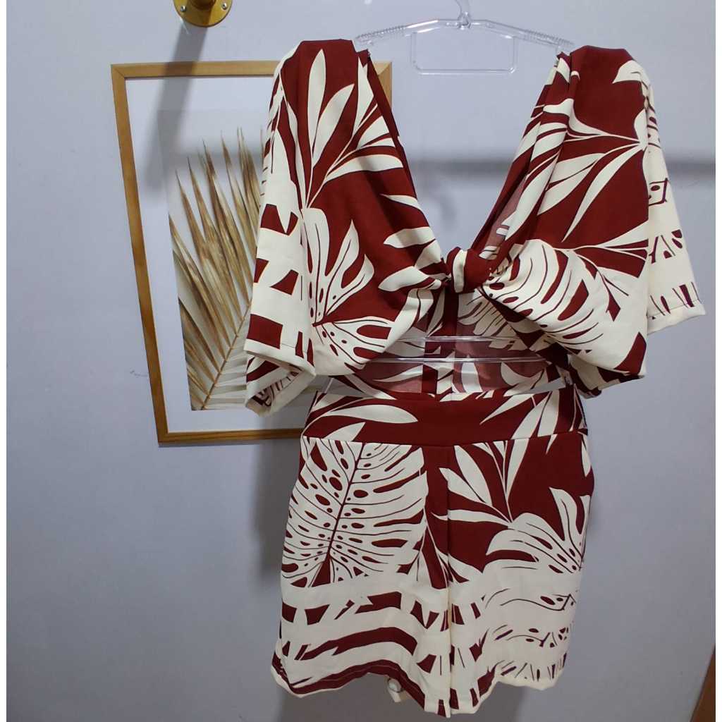 Conjunto de shorts e blusa com manga raglan em decote V shorts forrado.