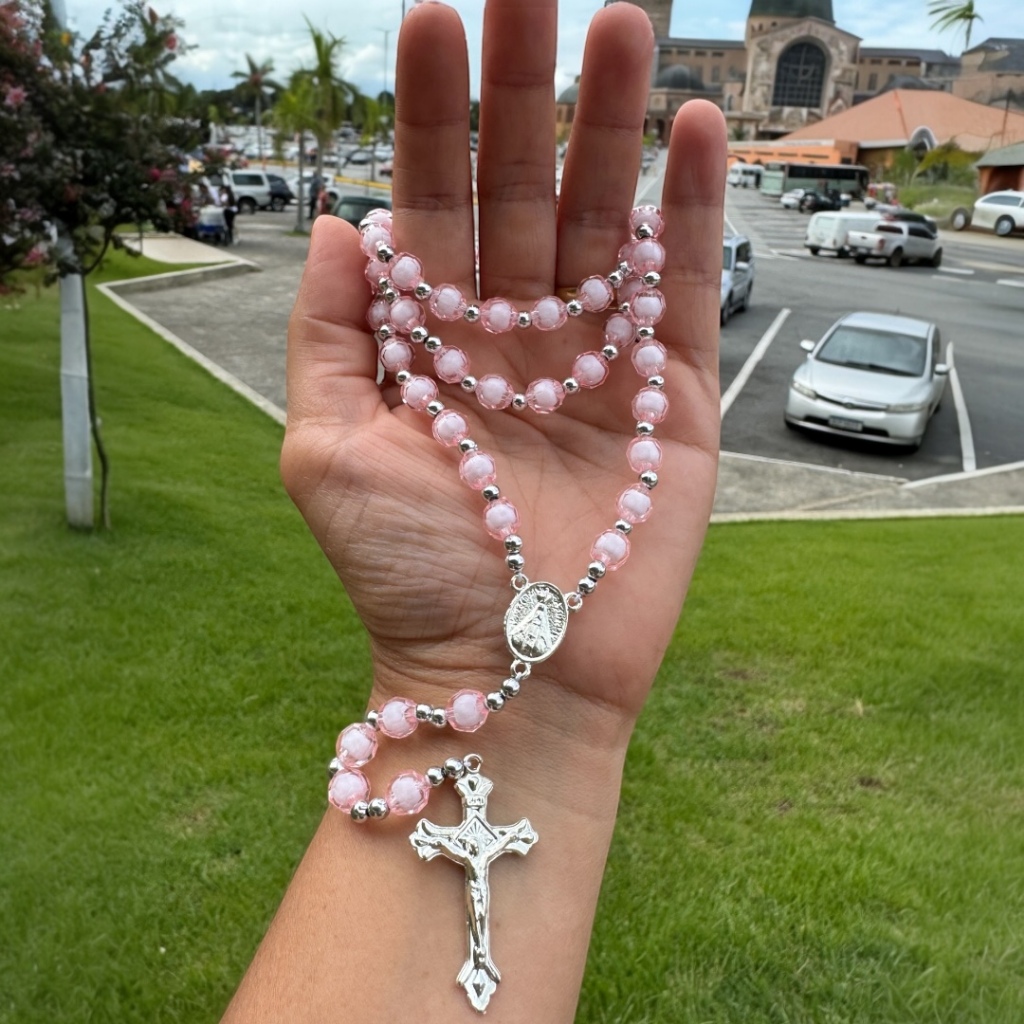 Terço Acrílico Rosa feito na Linha com metais Prata_Feito a Mão