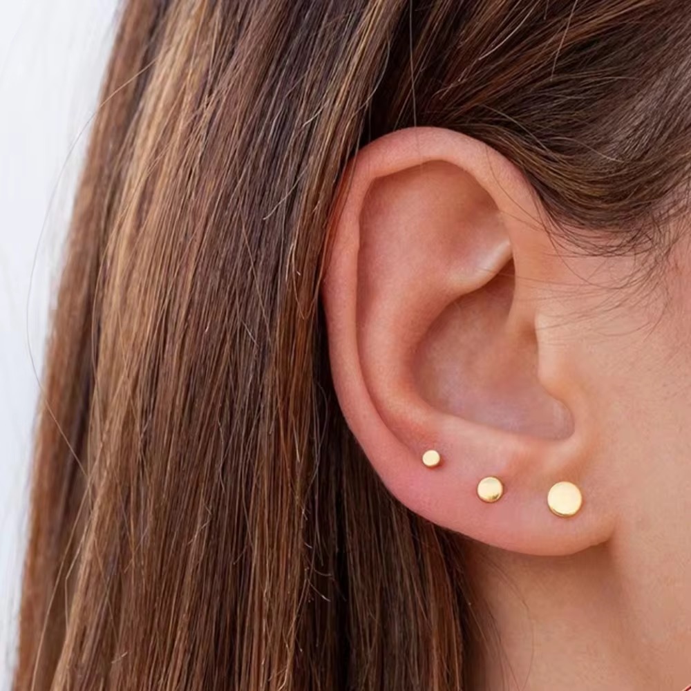 Kit 3 Pares de Brincos Ponto de Luz Redondo – Dourado & Prateado, Trio P/M/G, Minimalista, Conforto no Dia a Dia em Oferta na Shopee