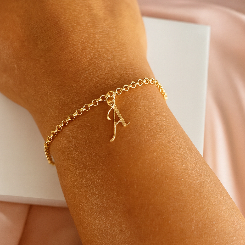 Pulseira Feminina Com Berloque Letra Inicial Banhado A Ouro 18k em Oferta na Shopee