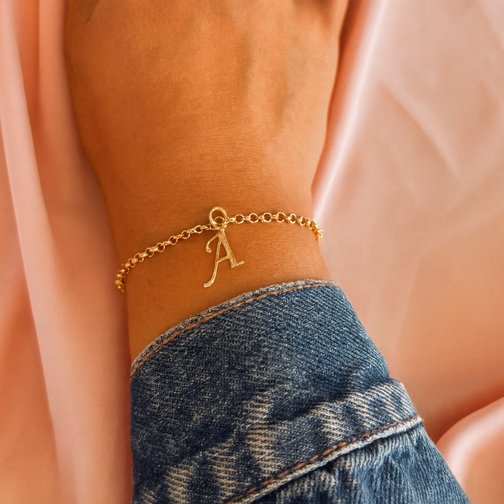 Pulseira Feminina Com Berloque Letra Inicial Banhado A Ouro 18k