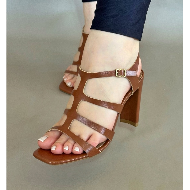 SANDÁLIA COURO COM RECORTES DONA TUNICA SALTO ALTO APITO|AJUSTE EM FIVELA| CONFORTÁVEL| DELICADA em Oferta na Shopee