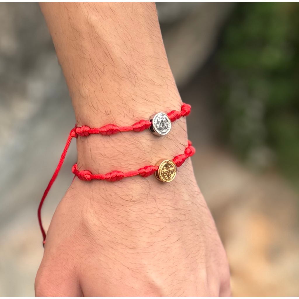 Pulseira 7 Nós de Fio Italiano com Medalha de São Bento - Proteção de Kabbalah contra Mal Olhado