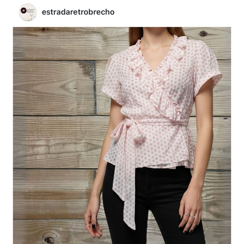 Blusa transpassada rosa e branca floral com babados tam G/GG