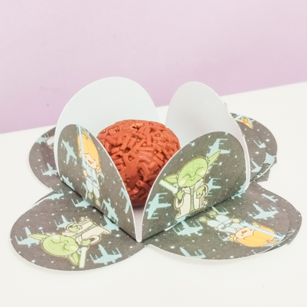 50 Forminha  Star e War Personalizado Doce Brigadeiro 4 Pétalas n6 Festa Aniversário Infantil Lembrancinha