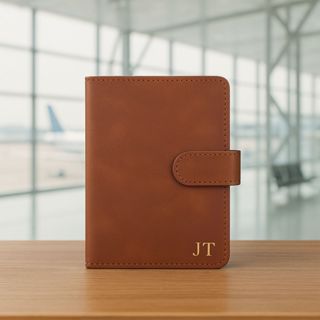 Porta-passaporte em Couro Sintético gravado com sua inicial em Oferta na Shopee