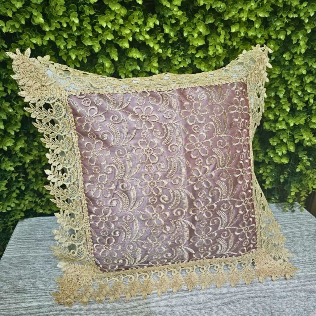 Kit 2 Capas de Almofada  lisas na cor Bege de cetim com apliques de renda -  45x45 Cm - Ambas iguais