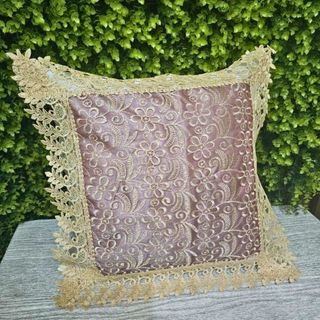 Kit 2 Capas de Almofada  lisas na cor Bege de cetim com apliques de renda -  45x45 Cm - Ambas iguais
