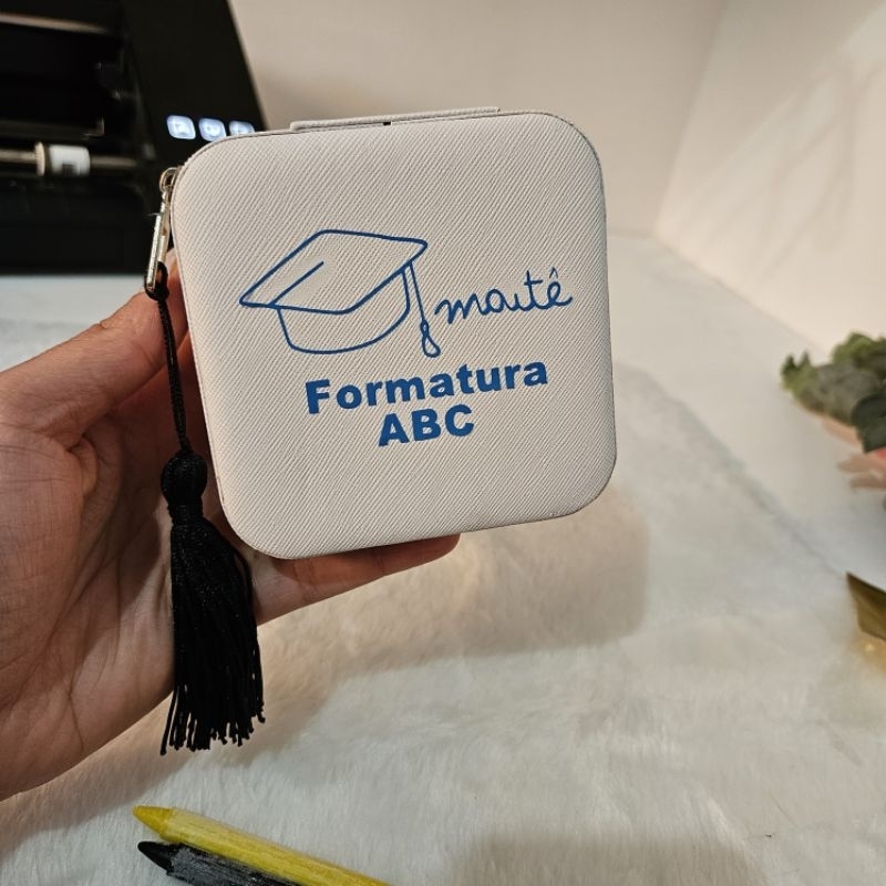 ADESIVO TERMOCOLANTE PARA PERSONALIZAR PORTA JOIAS FORMATURA ABC- LEMBRANCINHA FORMATURA ABC- LPRESENTE FORMATURA