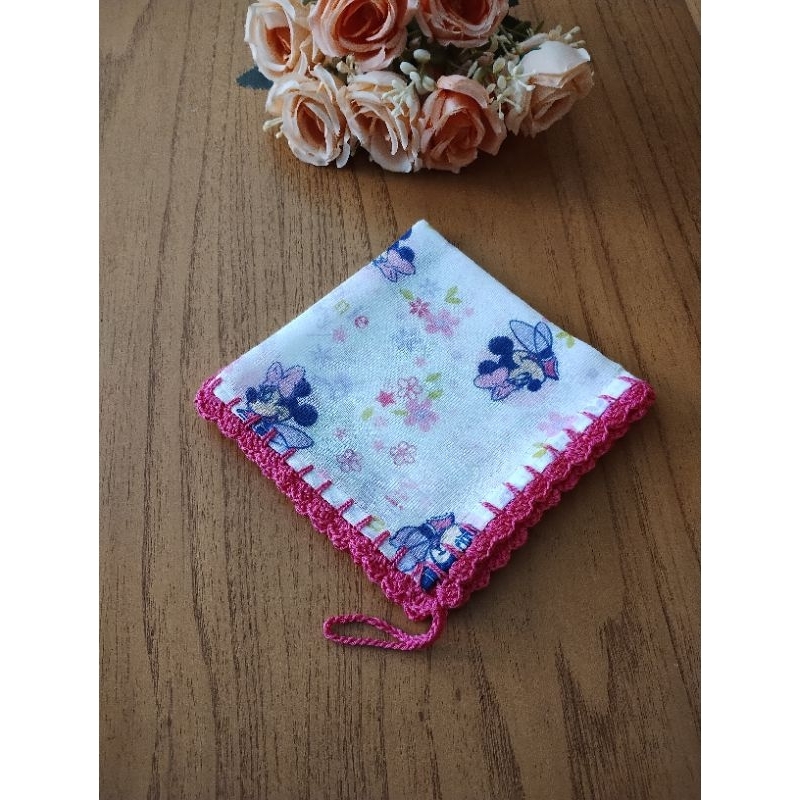 Fralda de boca 30x30cm com acabamento em crochê Menina