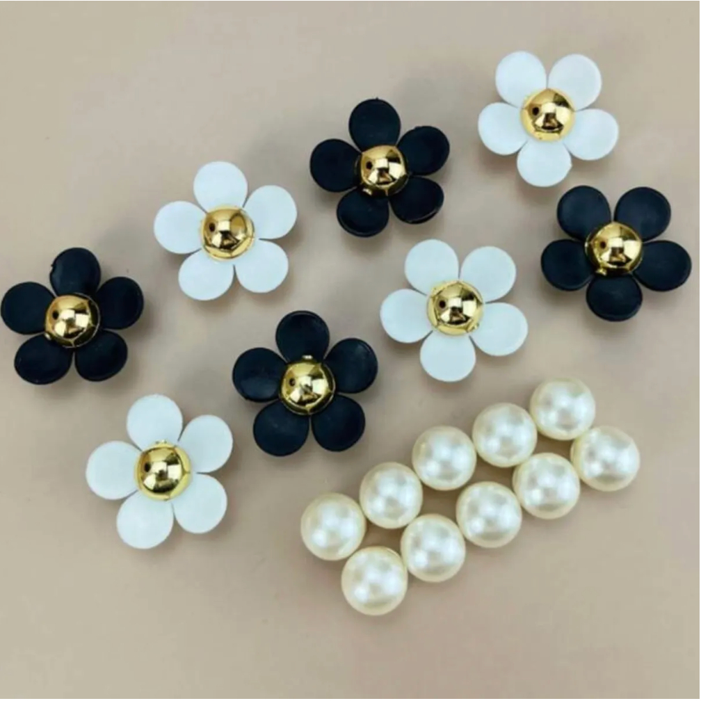 Kit Charme Pingente Para Sapato Tipo Babuche Flor Preto e Branco