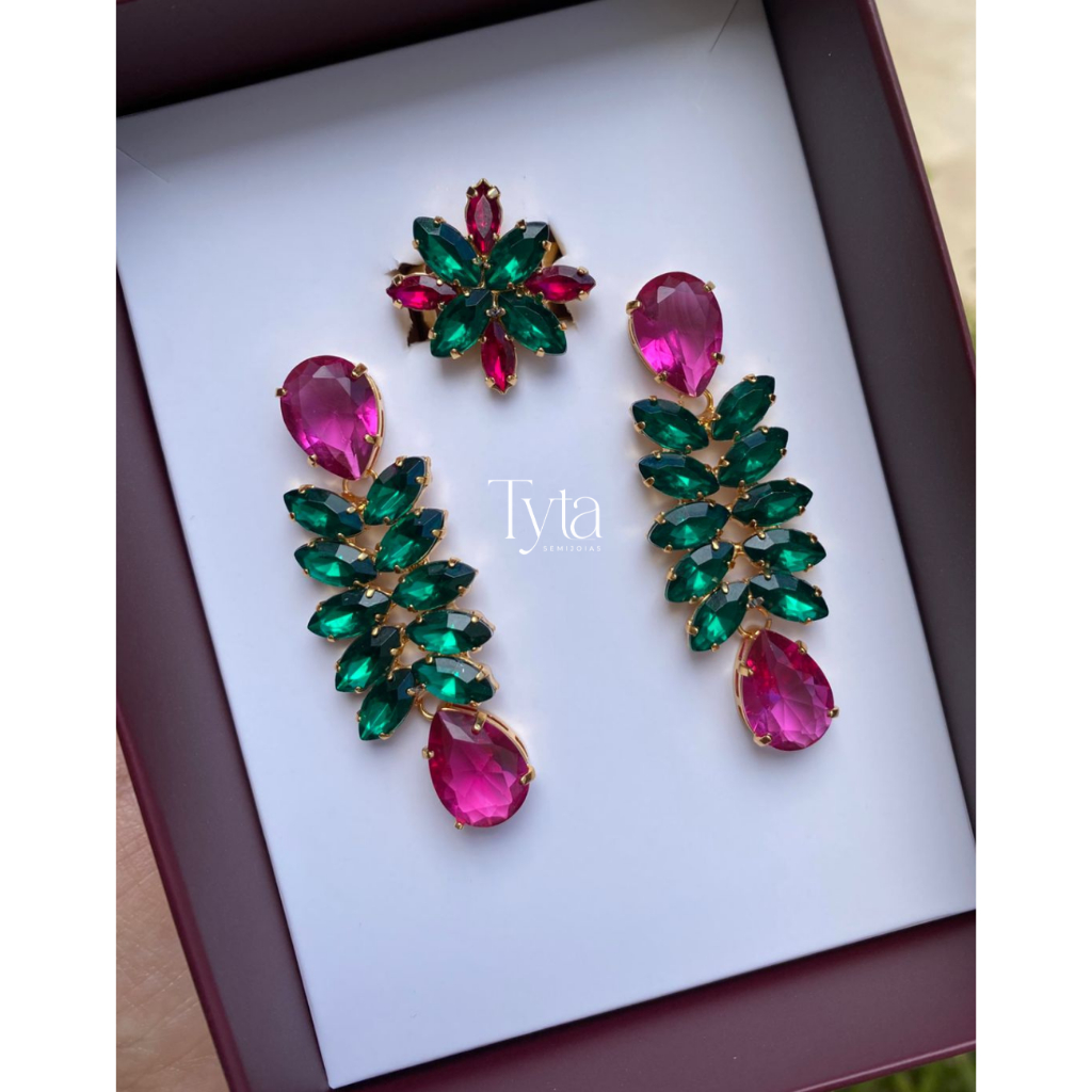 Brinco, anel e colar fúcsia e verde esmeralda com banho de ouro brinco isla brinco fuschia brinco fuschia brinco verde