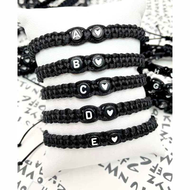 Pulseira Macramê Letra Inicial Unissex Preta ou Preta c/Branco  - UN em Oferta na Shopee