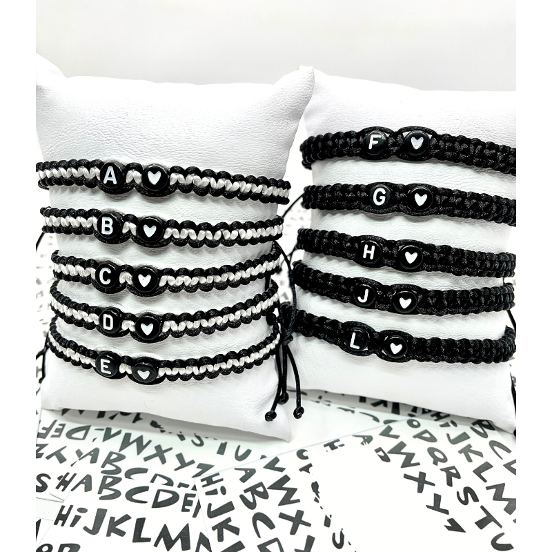 Pulseira Macramê Letra Inicial Unissex Preta ou Preta c/Branco  - UN