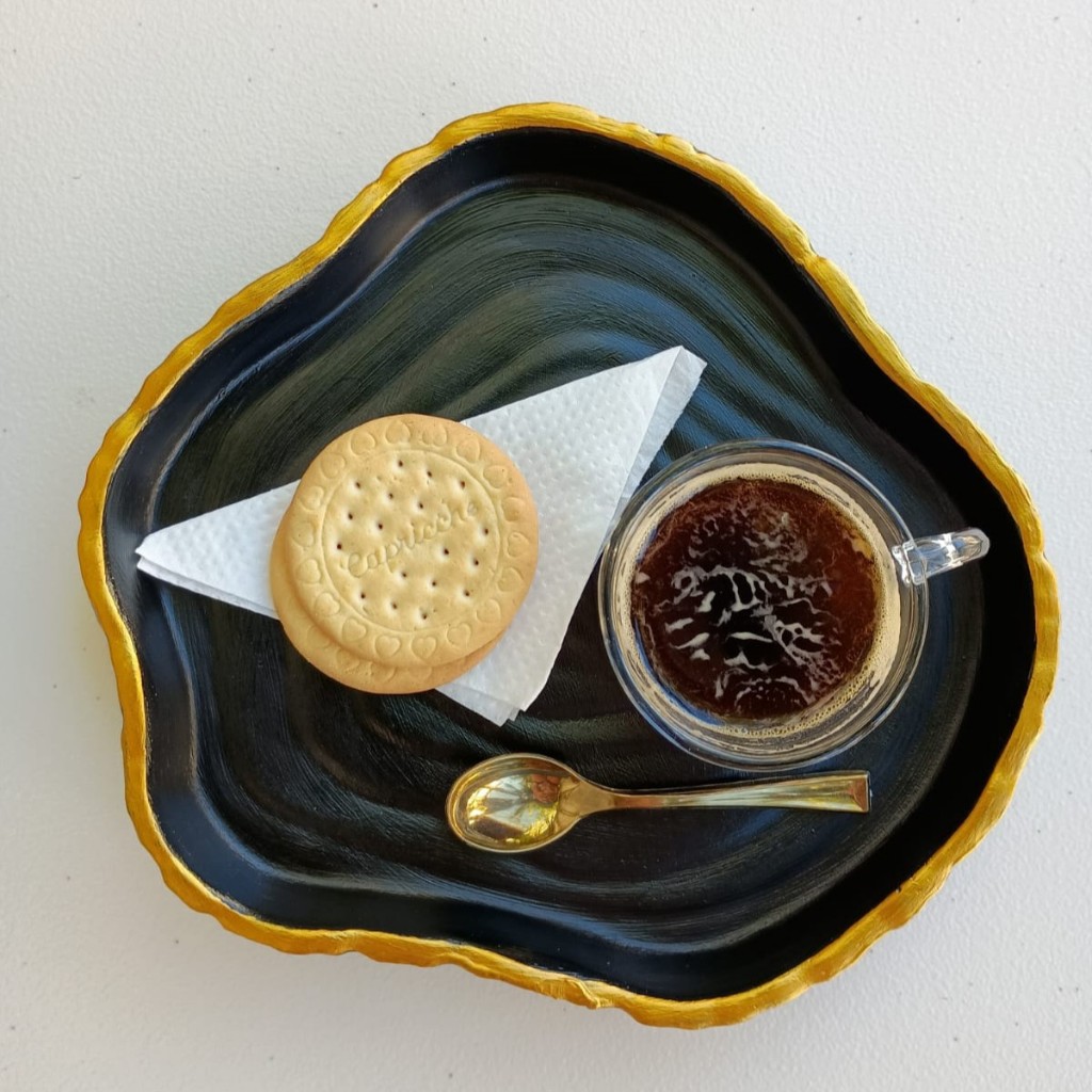 Kit Café Completo | Bandeja preta e dourada + Xícara 90ml + colher dourada