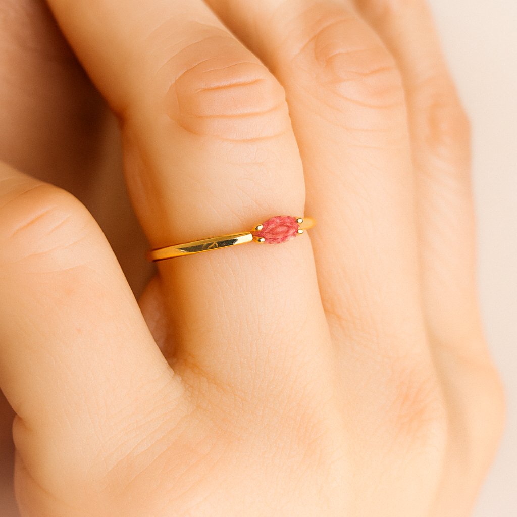 Anel com Turmalina Rosa Natural Navete  5x2.5 mm em Ouro Amarelo 18K – 1.80 g | Aro 2 mm