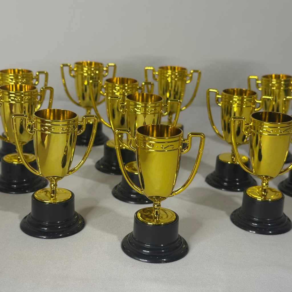 24 Unidades Mini Troféu Com Base Preta Dourado Lembrancinha Festa em Oferta na Shopee