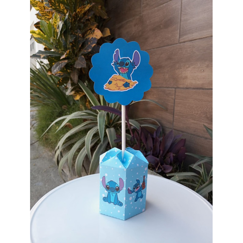 CENTRO DE MESA STITCH PEGUE E MONTE LEMBRANCINHA PERSONALIZADA FESTA ANIVERSÁRIO MIMOS
