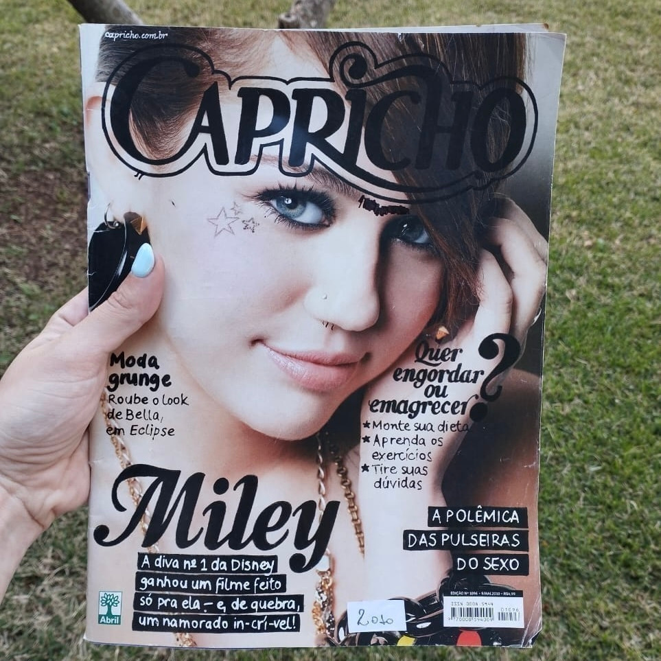 Revista USADA Capricho Capa Miley Cyrus Edição de Maio, 2010
