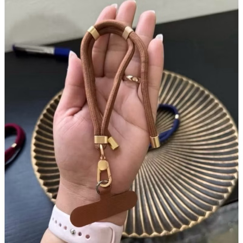 Alça de Pulso Colorida para Celular com Pingente Metálico em Oferta na Shopee