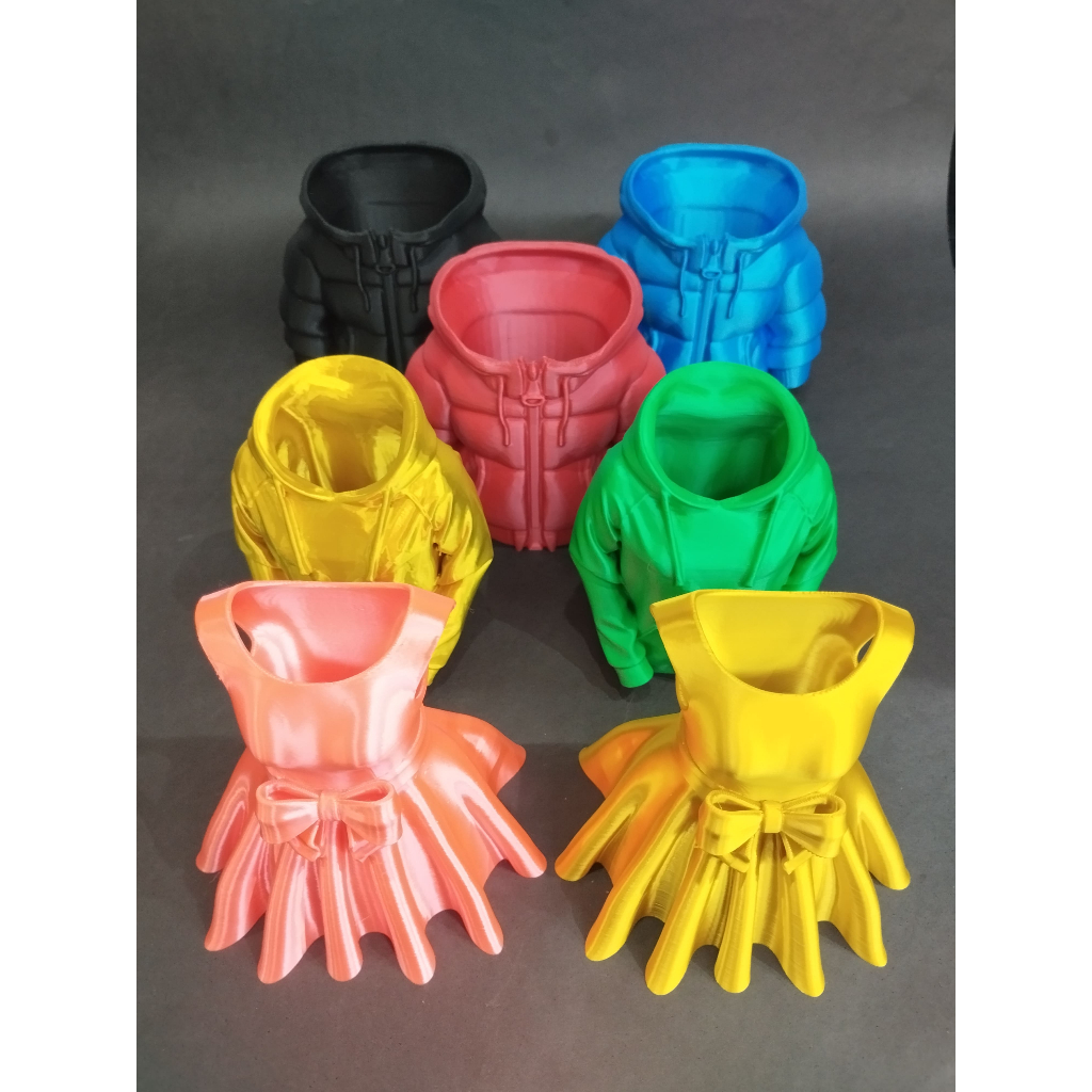 Porta-Canetas 3D Decorativo – Jaqueta Puffer, Moletom e Vestido | Organização e Estilo para sua Mesa