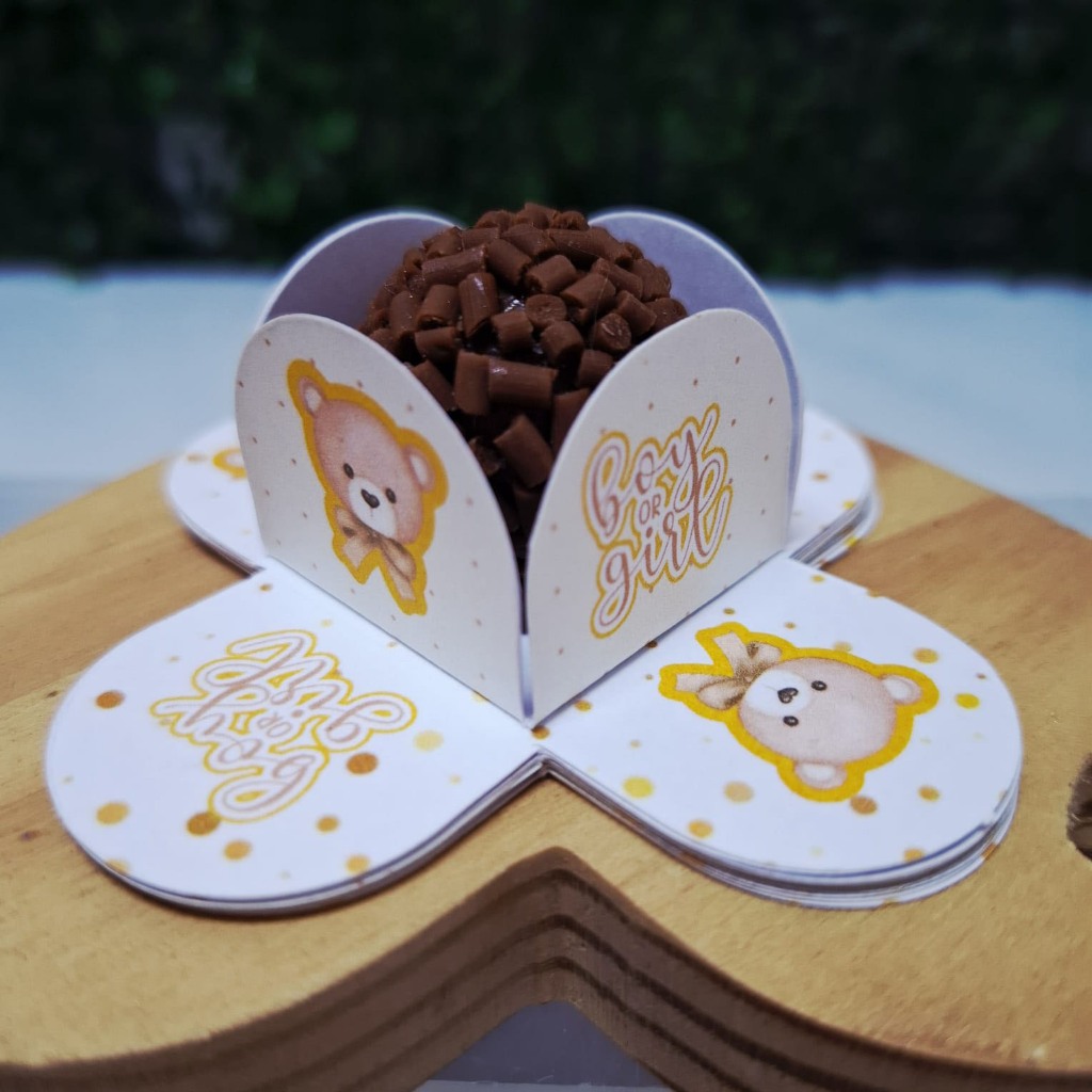 Forminha de doce brigadeiro TEMA CHÁ REVELAÇÃO URSINHO BRANCO E DOURADO