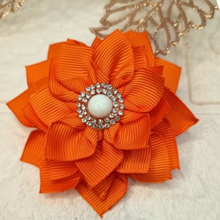 Laço Flor Moana Laranja Infantil – Bico de Pato 5,5cm – Laço Festa 3 Camadas de pétalas – By Laçarotes em Oferta na Shopee