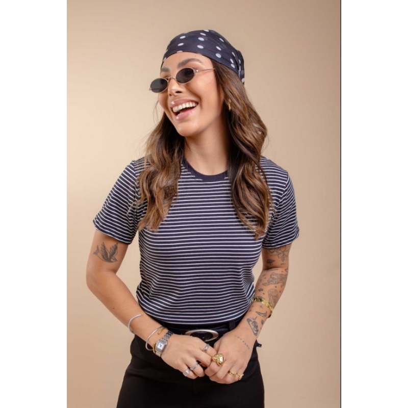 Camiseta Feminina Básica Listrada Algodão Manga Curta T-Shirt Blogueira Moda Tendência Confortável Preta