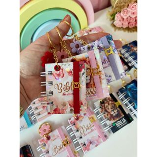 Kit 2 Chaveiros Mini Bíblia da Mulher Chaveiro com 20 Versículos Lembrancinha Dia Da Mulher em Oferta na Shopee