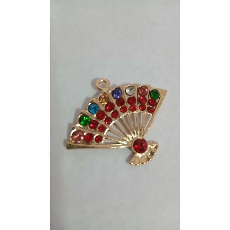Pingente Leque com strass Cigana e PombaGira