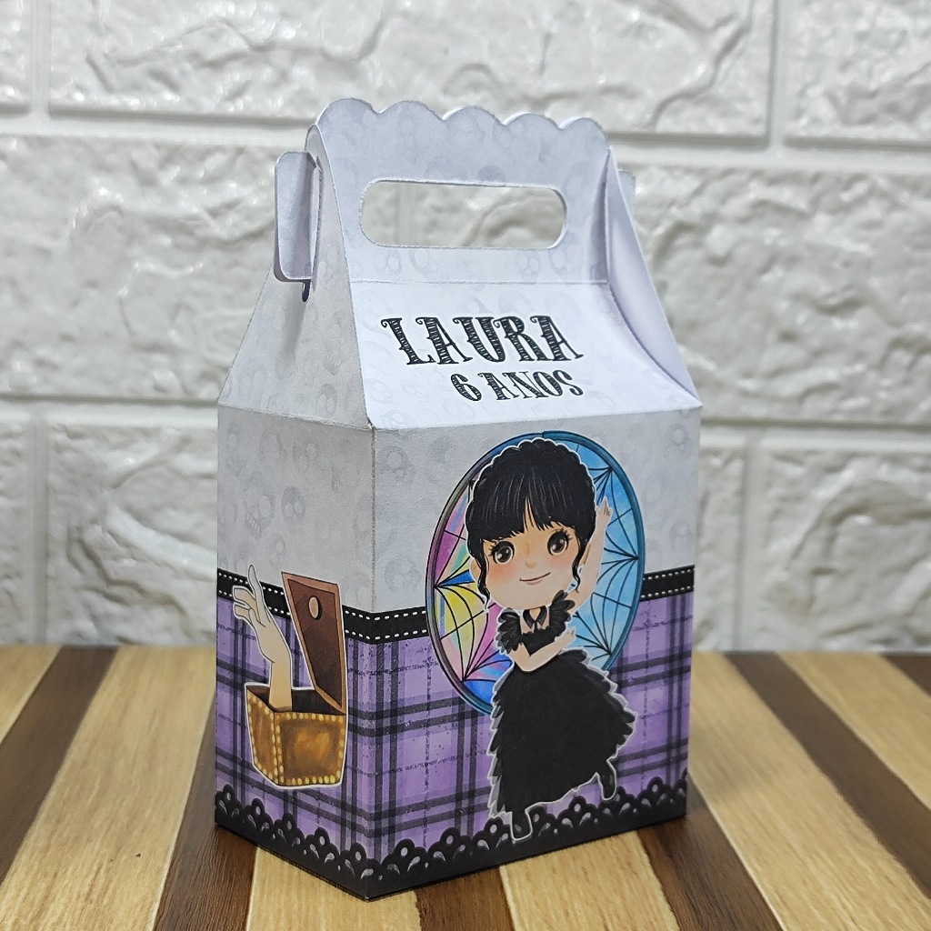 Caixa maletinha personalizada WANDINHA lembrancinha de festas de aniversário personalizados PEGUE E MONTE