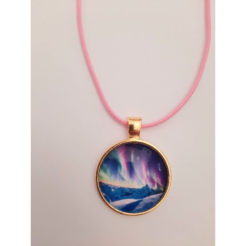 Colar couro sintético rosa bebê e brincos pingente Aurora Boreal.