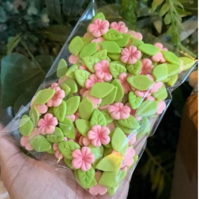 Florzinhas em biscuit | flor rosa com duas folhas