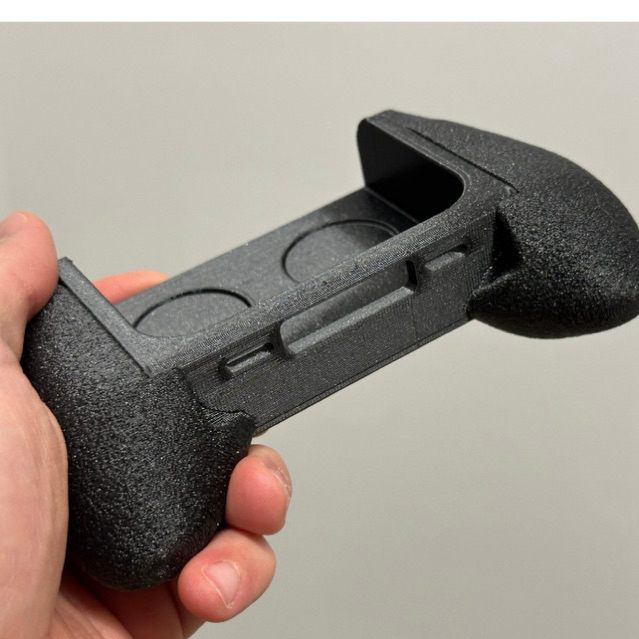 Grip Gamer 3D para R36S | Suporte Ergonômico | Conforto e Estilo para Console Retrô - detalhe