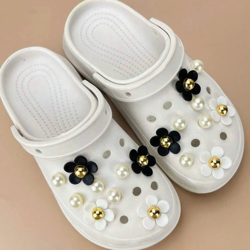 Kit Charme Pingente Para Sapato Tipo Babuche Flor Preto e Branco