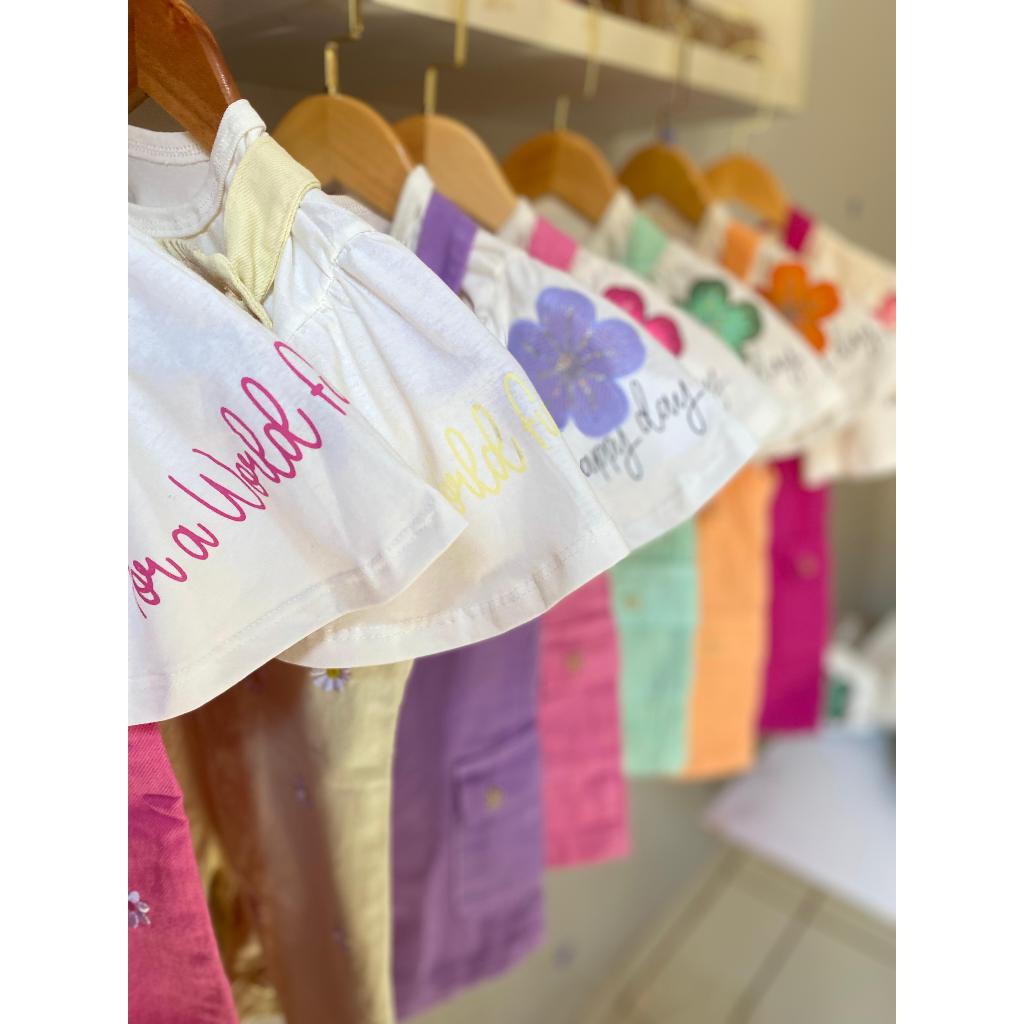 Jardineira Infantil Feminina com Blusa Bordada – Conjunto em Brim Confortável e Estiloso