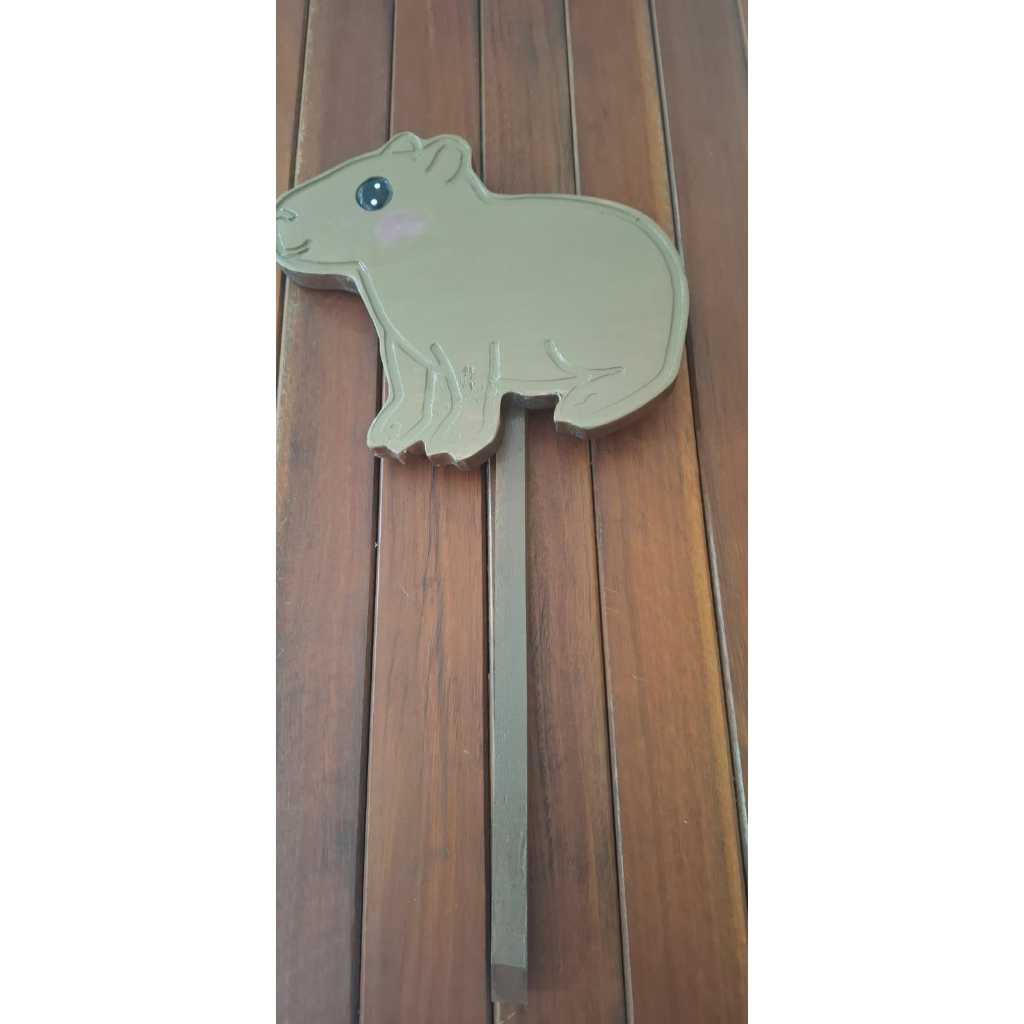 Capivara de Madeira Pintado com vareta, Decorar Jardim, Casa.
