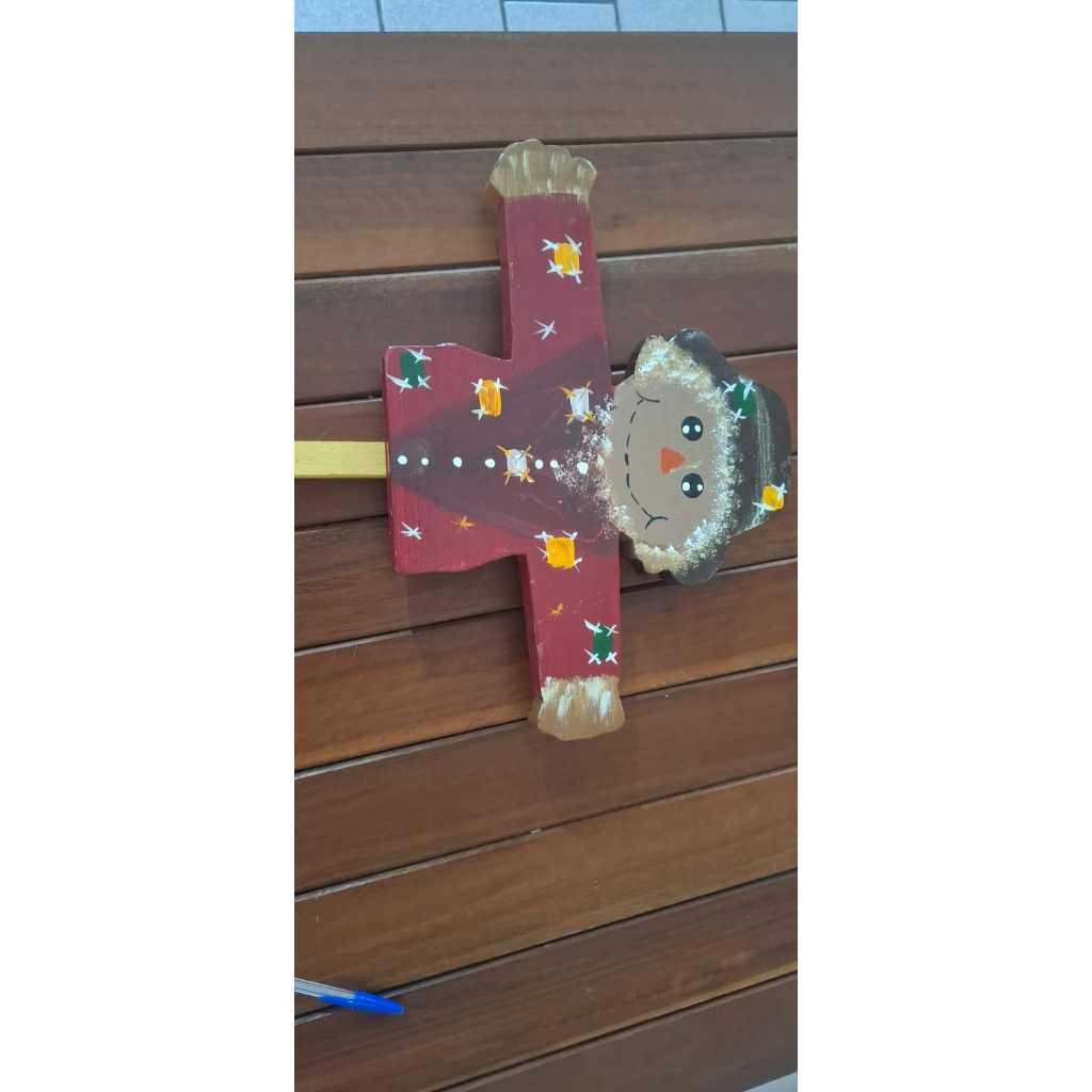 Espantalho de Madeira Pintado (cores sortidas) com vareta, Decorar Jardim, Casa.