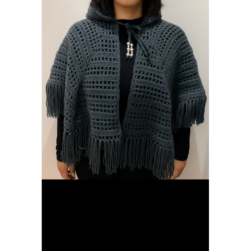Pelerine Poncho de Crochê com Capuz Lã Mollet Tamanho M Feito à Mão Inverno Feminino Cinza Azulado