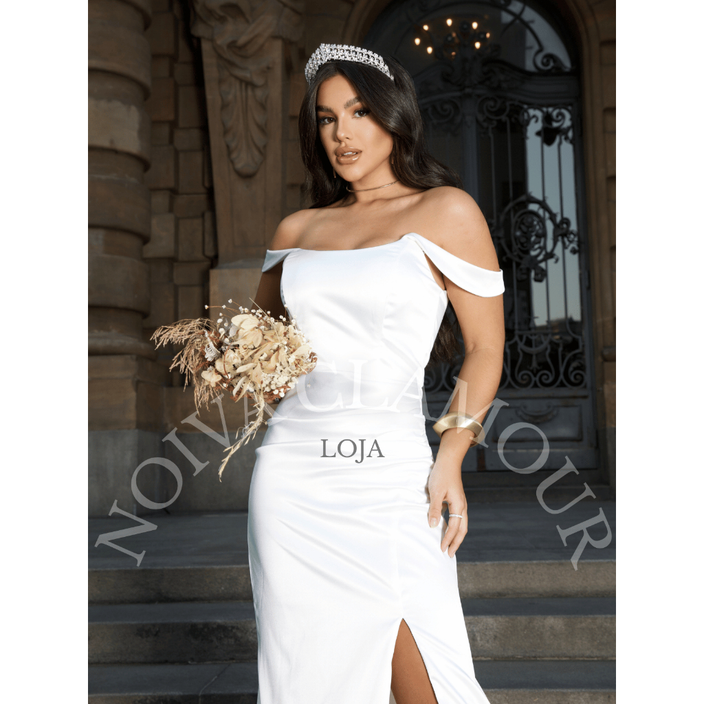 Vestido de Noiva Civil Longo Ombro a Ombro em Cetim Branco Off com Fenda – Casamento Civil e Mini Wedding