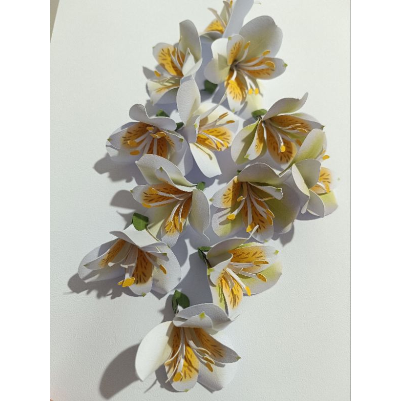 Flores de Papel realista Astromélia 5cm – Kit com 12 Unidades para Topo de Bolo e Caixas | Feito à Mão